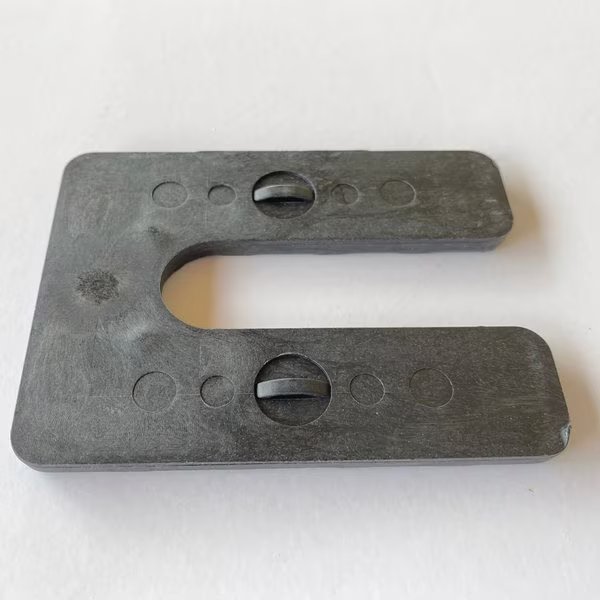1/4", 4"L x 3"W 7/8" Slot, Interlocking Square Horsehoe Plastic Shims Black 100pc/bag, Glazelock, Mfr#: Econo04